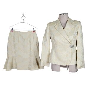 Kasper Skirt Suit Sz 4P Yellow Gold Floral Damask Shimmer Brooch Blazer Flounce